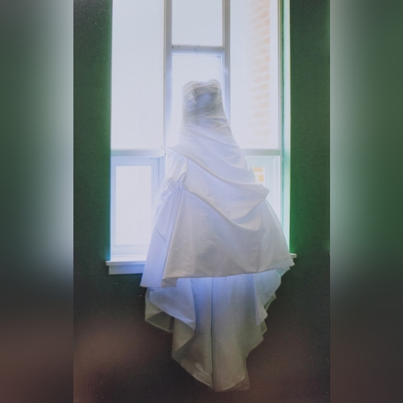 Wedding dress - Picture 1 of 3